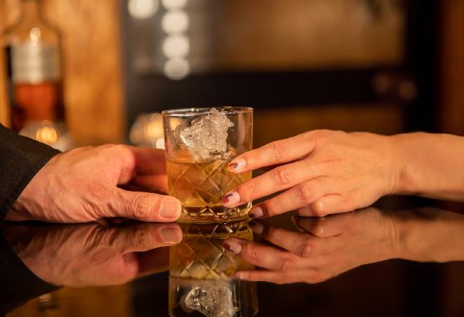 キャバクラで働く彼女はアフターで客と何している？|30代男性からの調査相談