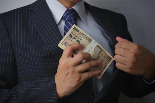 【従業員の金銭トラブル予防】 定期的な会計監査・内部告発制度…不正行為を防止