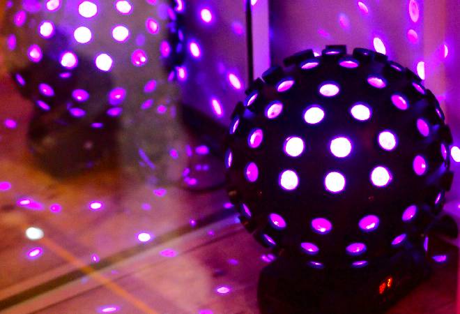 紫色に光るミラーボール。